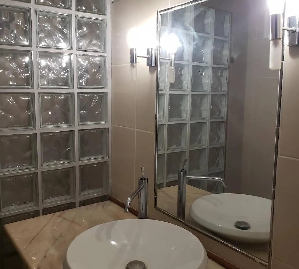 Apartment Suite From 1 To 6 - Bathtubs In Rooms - Air Conditioned Residential Appartement - Wifi - Kitchen - Laundry - Parking