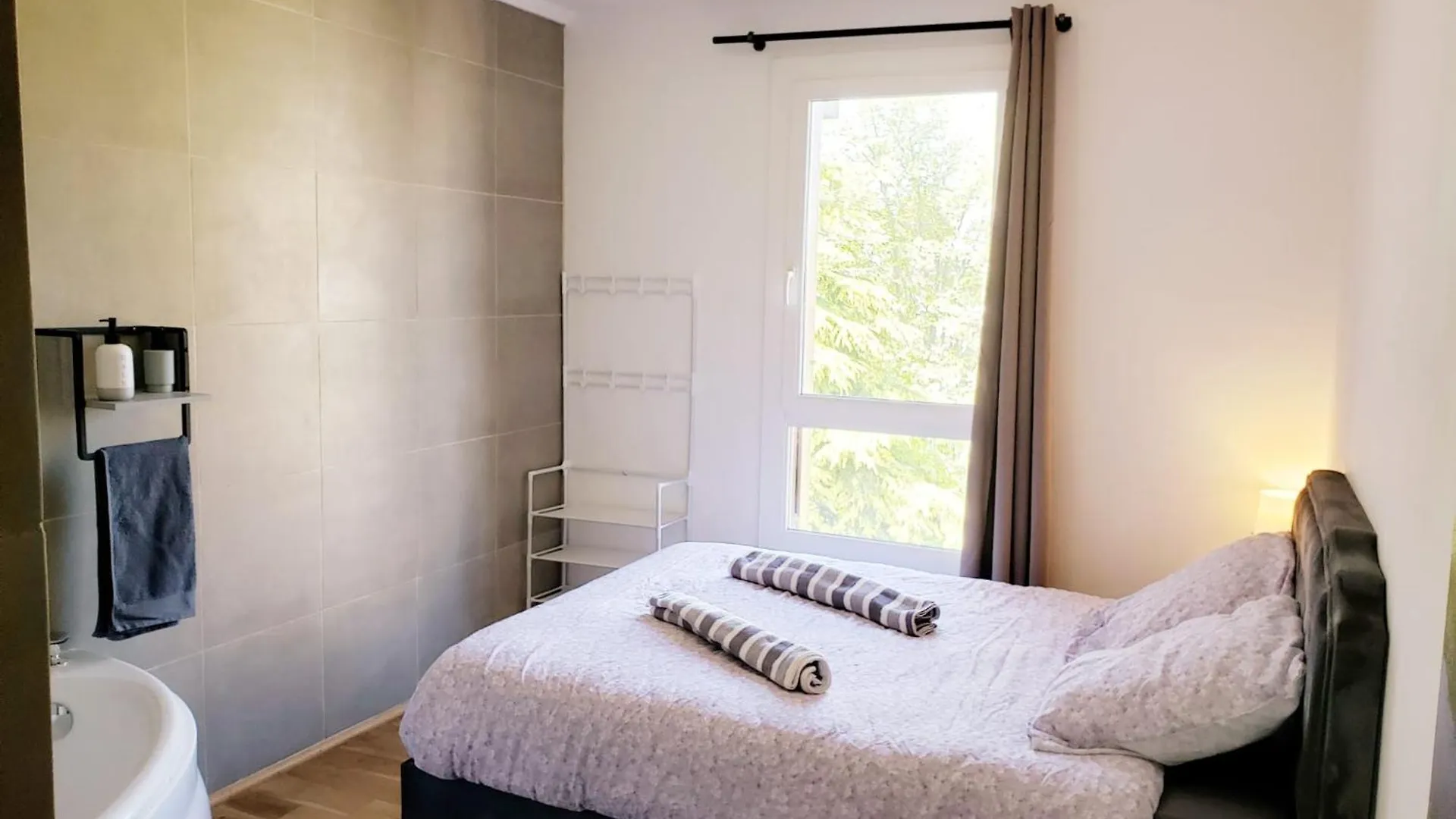 Suite From 1 To 6 - Bathtubs In Rooms - Air Conditioned Residential Appartement - Wifi - Kitchen - Laundry - Parking
