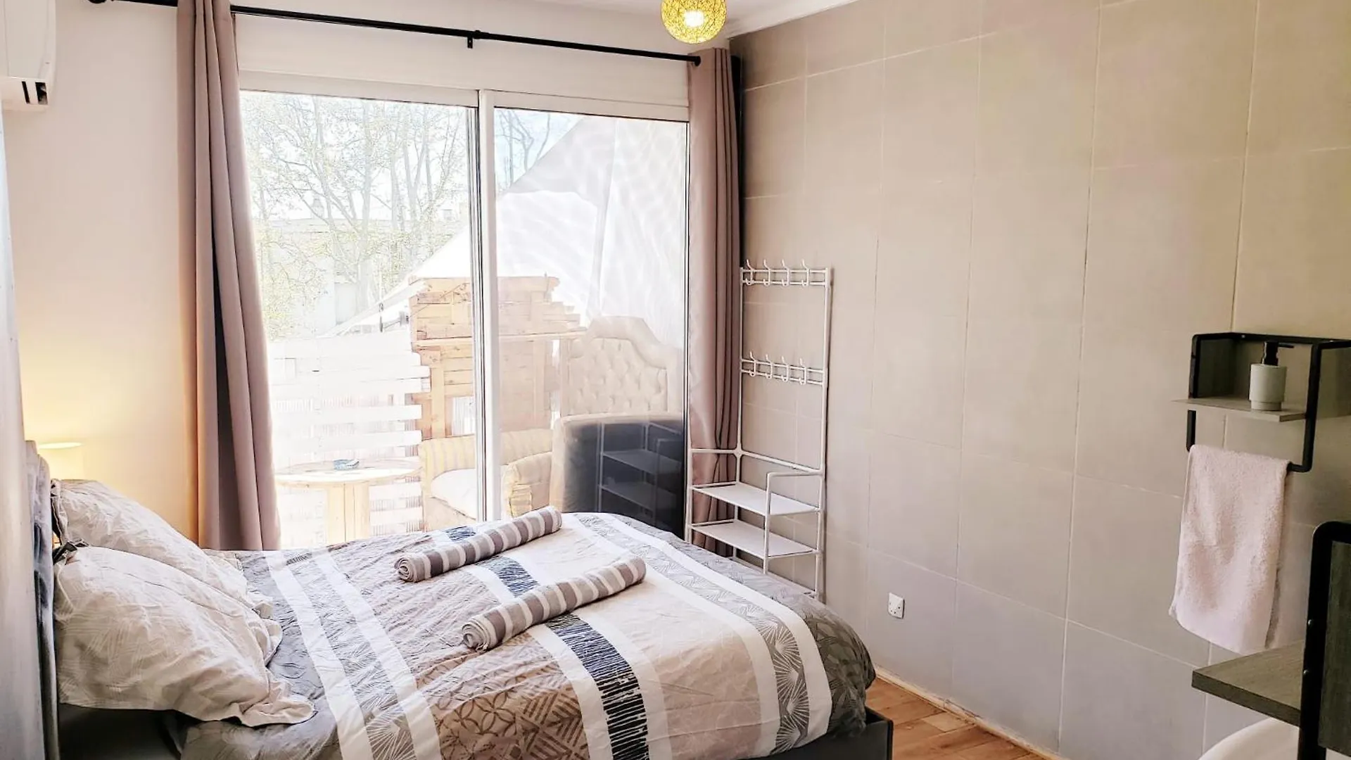 Suite From 1 To 6 - Bathtubs In Rooms - Air Conditioned Residential Appartement - Wifi - Kitchen - Laundry - Parking Avignon