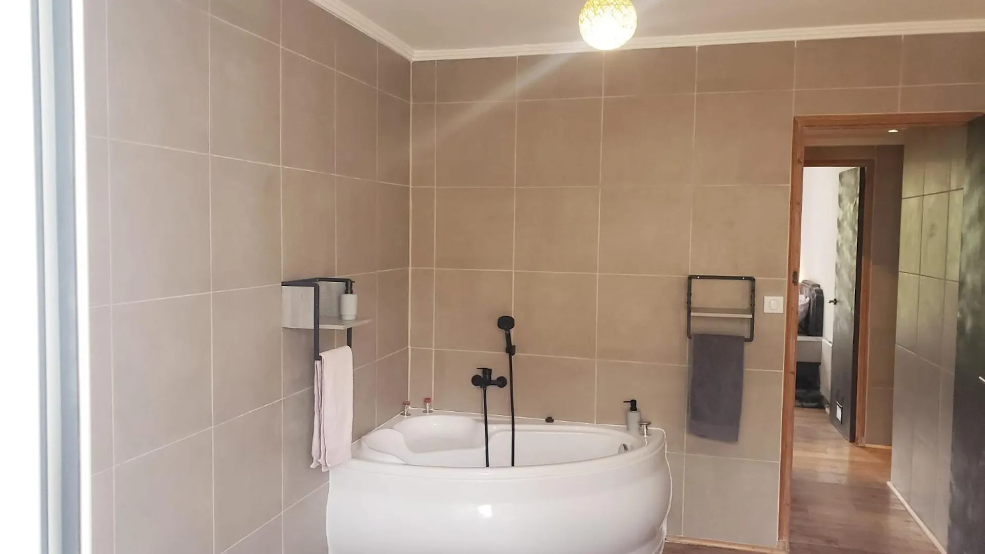 Suite From 1 To 6 - Bathtubs In Rooms - Air Conditioned Residential Appartement - Wifi - Kitchen - Laundry - Parking Apartment