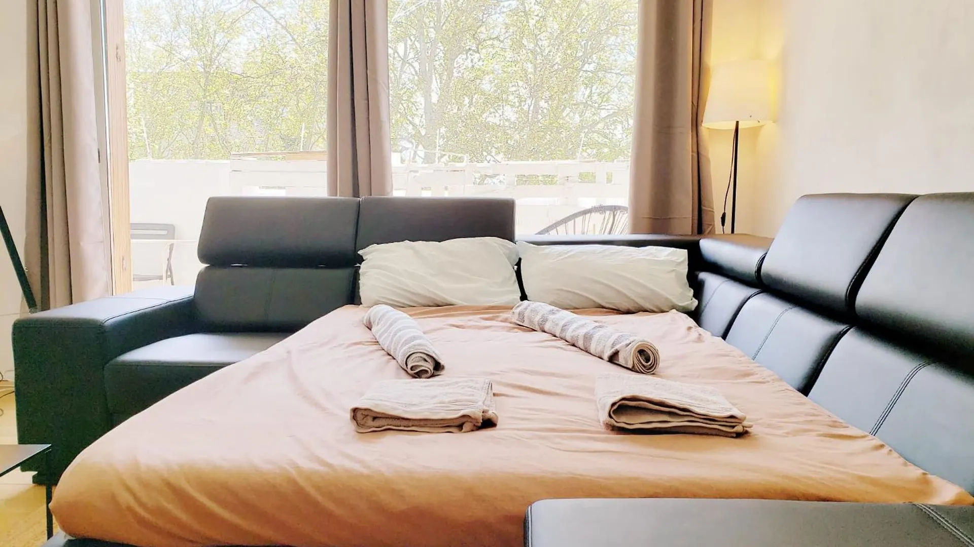 Apartment Suite From 1 To 6 - Bathtubs In Rooms - Air Conditioned Residential Appartement - Wifi - Kitchen - Laundry - Parking