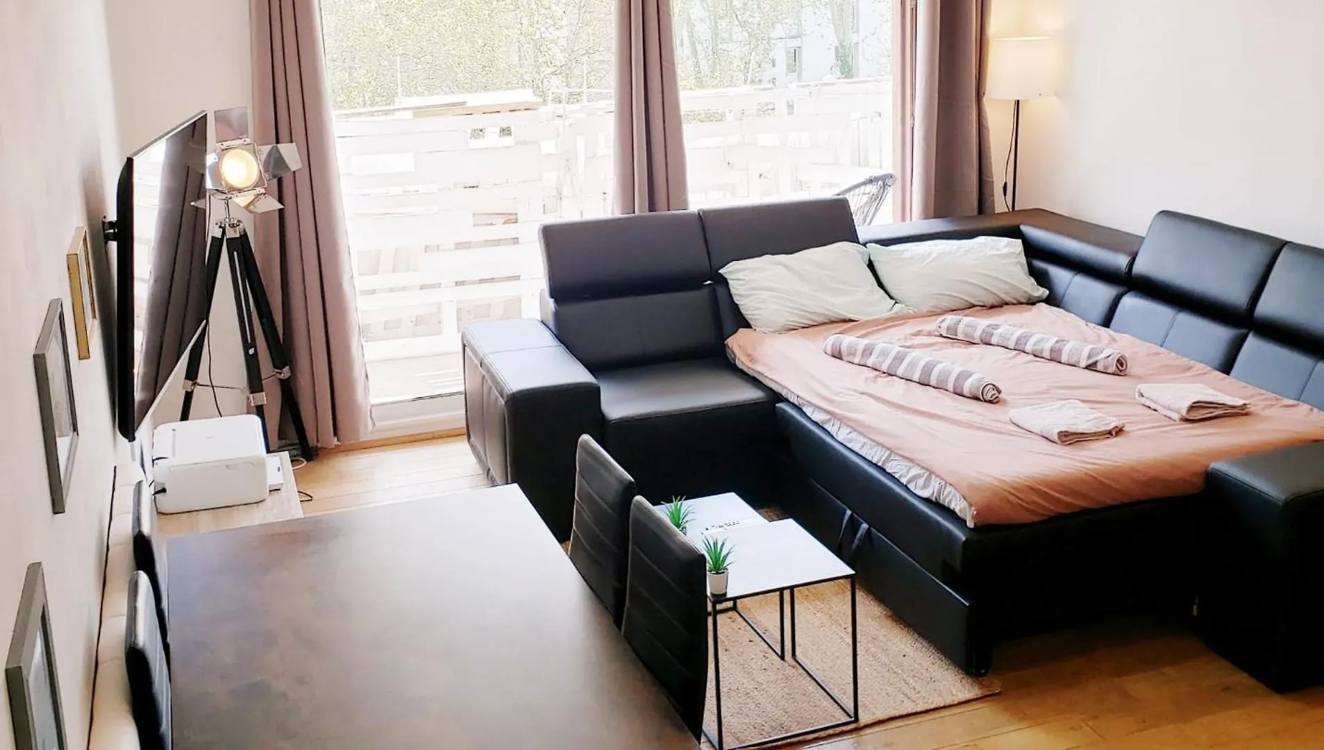 Suite From 1 To 6 - Bathtubs In Rooms - Air Conditioned Residential Appartement - Wifi - Kitchen - Laundry - Parking Apartment