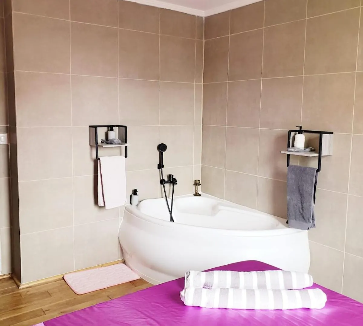 Apartment Suite From 1 To 6 - Bathtubs In Rooms - Air Conditioned Residential Appartement - Wifi - Kitchen - Laundry - Parking France