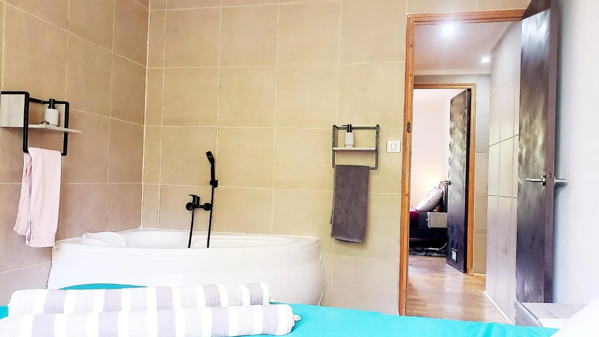 Suite Bathtubs 1 To 6 - Air-Conditioned - Self-Arrival Avinhão Apartamento